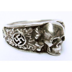 Ring with large skull