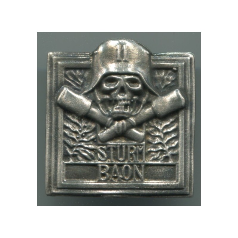 Distintivo delle truppe di assalto del 11 divisione di Fanteria. Dimensioni: 32x35 mm
