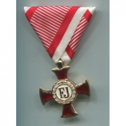 Croce dsbquo oro al merito Goldenes Verdienstkreuz con nastrino di guerra. Dimensioni 50x80 mm. Finitura dorata 24kt.