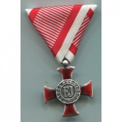 Croce d oro al merito Goldenes Verdienstkreuz con nastrino di guerra. Dimensioni 50x80 mm. Finitura argento invecchiato