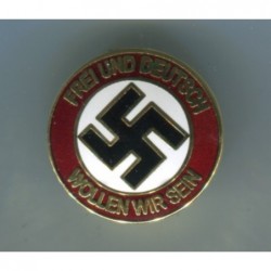 Emellierten NSDAP Abzeichen mit Durchmesser 27 mm. Vorn ist das Motto Frei un Deutsch wollen wir sein gedruckt