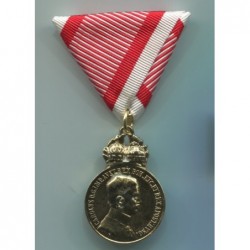 Bronzemedaille für militärische Verdienste mit Kriegsband. Adoptiert am 18. April 1917 mit dem Profil von Kaiser Karl. 32 mm