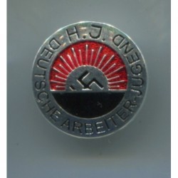 Emellierten HJ Abzeichen mit Durchmesser 23 mm. Vorn ist das Motto Deutsche Arbeiter Jugend gedruckt