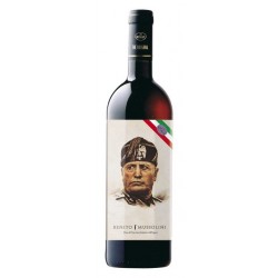 Benito Mussolini con fez